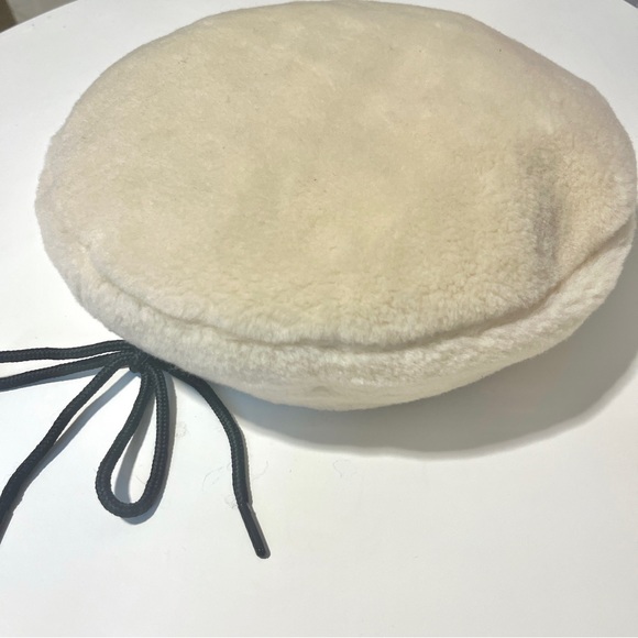 Cream fur beret with adjustable strap - Picture 5 of 8